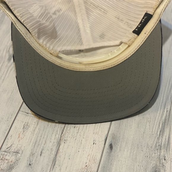 Huk trucker SnapBack ball cap hat - Picture 2 of 3
